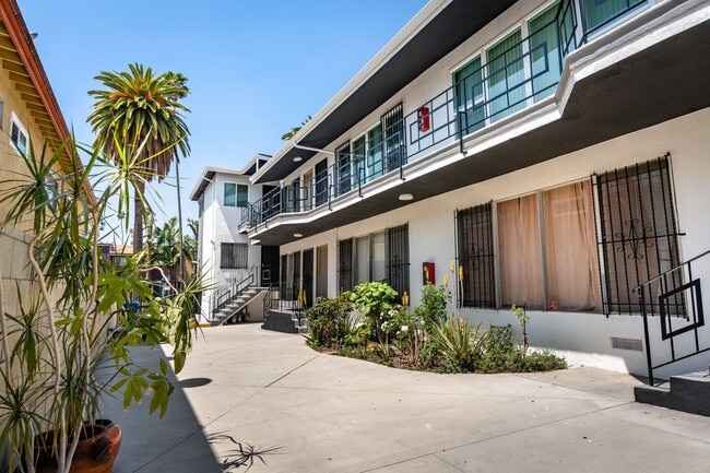 Building Photo - 350 South Manhattan Place