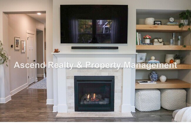 Building Photo - 4 Bed/3 Bath Hillsboro Laurel Oaks Neighborhood, Solar Panels, 1 or 2 Pets Allowed with Pet Rent,...