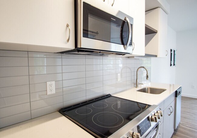 Building Photo - Stunning 1-Bedroom w W/D + Balcony Ready Mid-June!