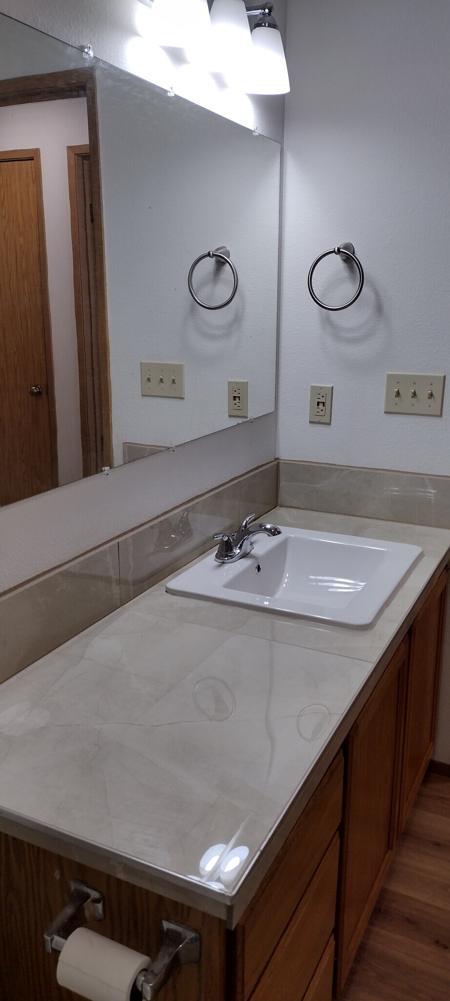 Building Photo - 423 Healy Ave S