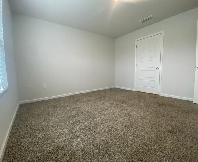 Building Photo - Efficient 4BR Living with Fenced Yard & Convenient Access