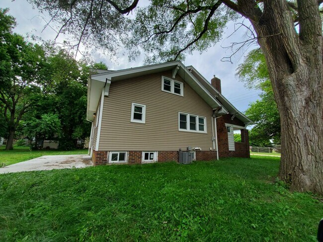 Building Photo - Large 3 Bedroom Home near Iowa State Fairgrounds!