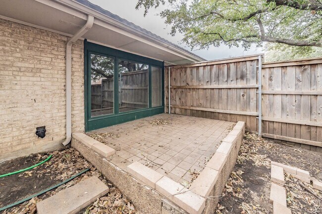 Building Photo - Prime Location in Overton West! Spacious D...