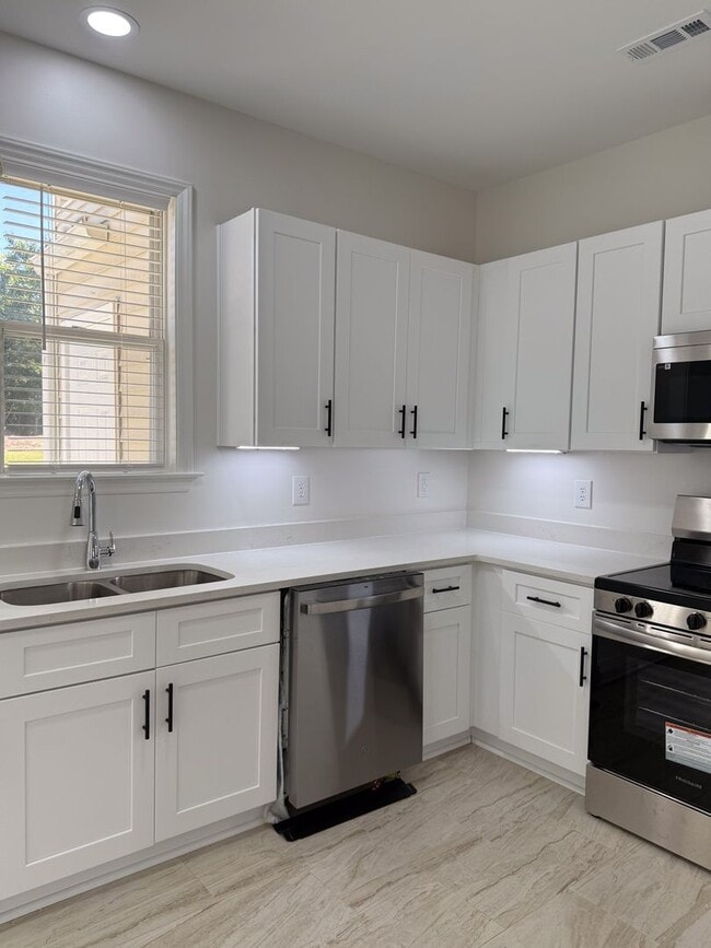 Building Photo - Newly Updated Townhome with Minutes Walk t...