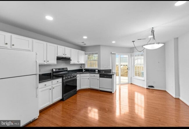 Building Photo - 42804 Pilgrim Square
