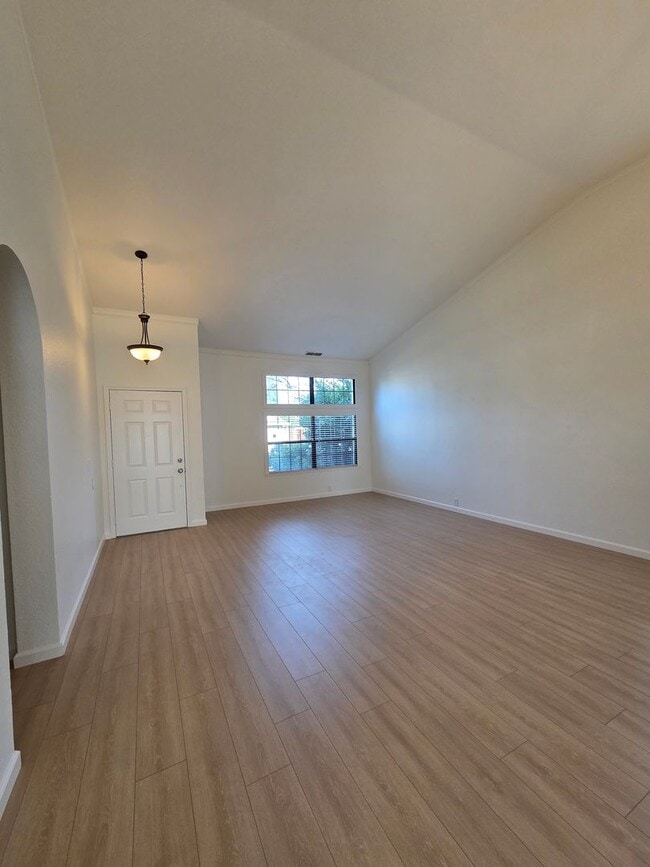 Building Photo - Super clean! 3 Bdrm, 2 Bath near Lembi Park