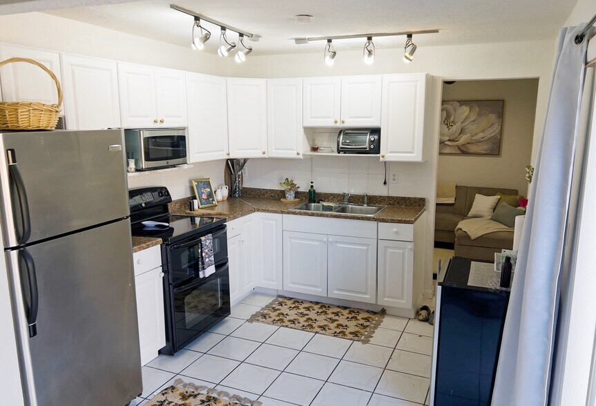 Building Photo - 4915 Weymouth St