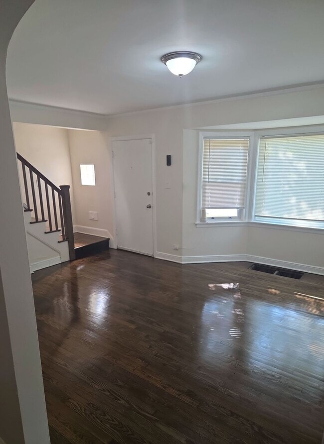 Building Photo - Charming 4BR Home with Spacious Layout, Mo...