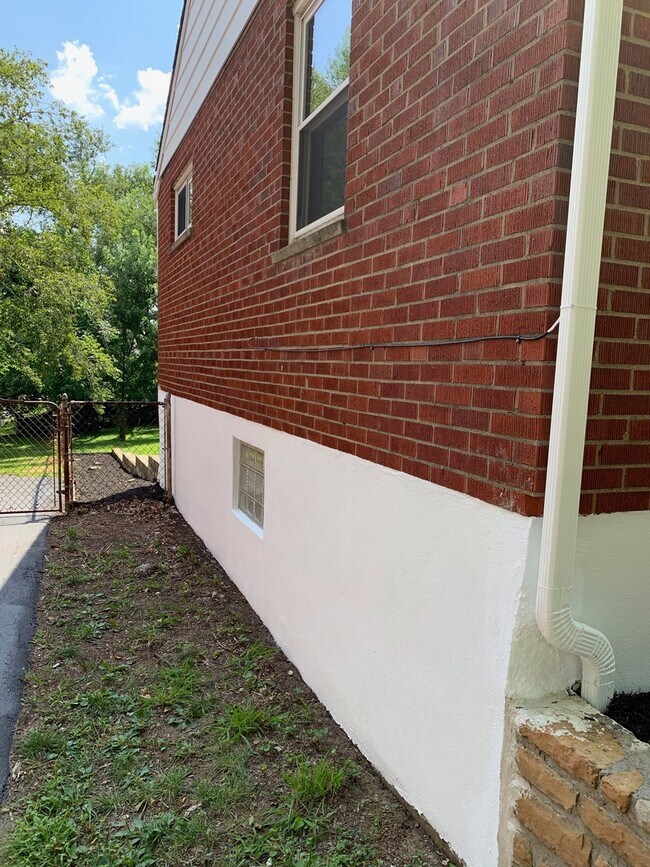 Building Photo - 2180 Townhill Rd