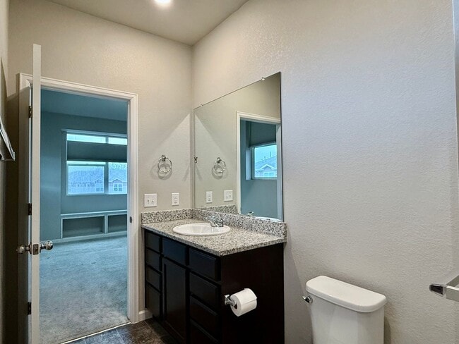 Building Photo - Wonderful End Unit 2 Bed/2.5 Bath Townhome...