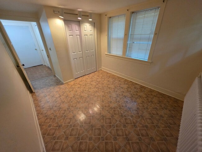 Building Photo - Charming 3 Bedroom Apartment in Millbrook,...