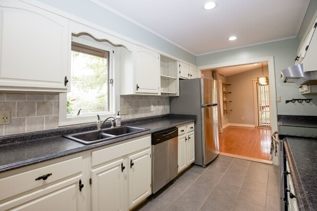 Building Photo - Cottage life in Southern Pines