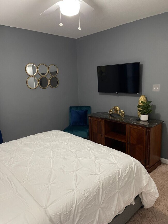 Building Photo - Beautiful 3 bed 2.5 bath condo with gorgeous hard wood floors.