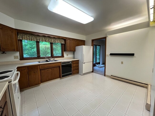 Building Photo - Lakeside 5 Bedroom 3 Bath Home!