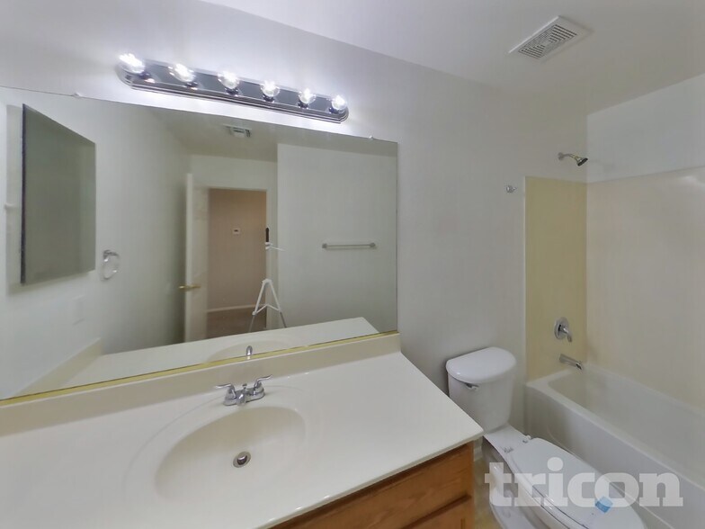 Building Photo - 2101 N 109th Ave