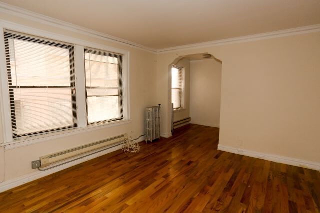 Building Photo - 533 W Roscoe St