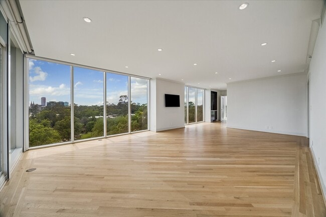 Building Photo - 121 N Post Oak Ln