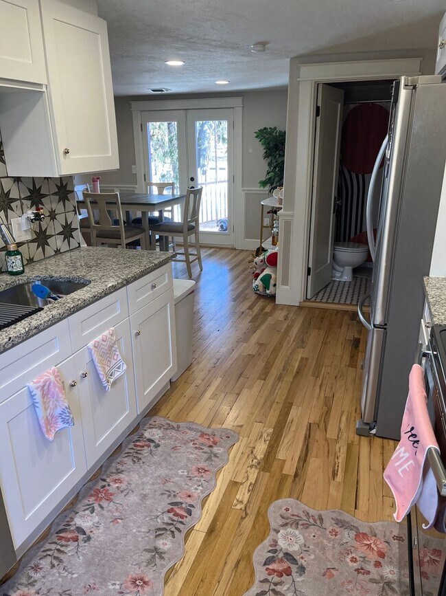 Building Photo - Cozy Cottage in Central Longmont