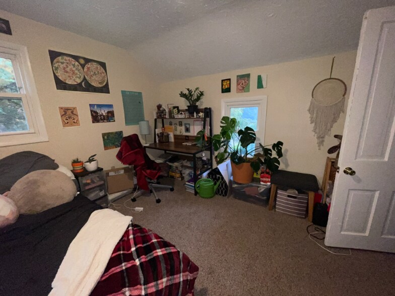 Building Photo - 421 Dodge St