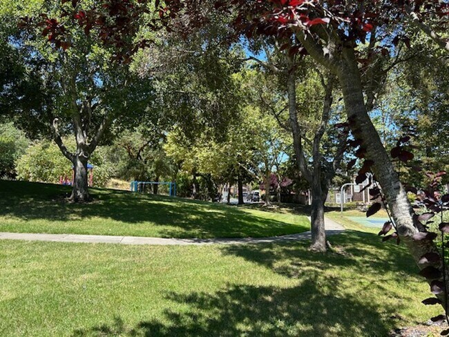 Building Photo - Charming 3 Bedroom, 2.5 Bathroom Condo in ...
