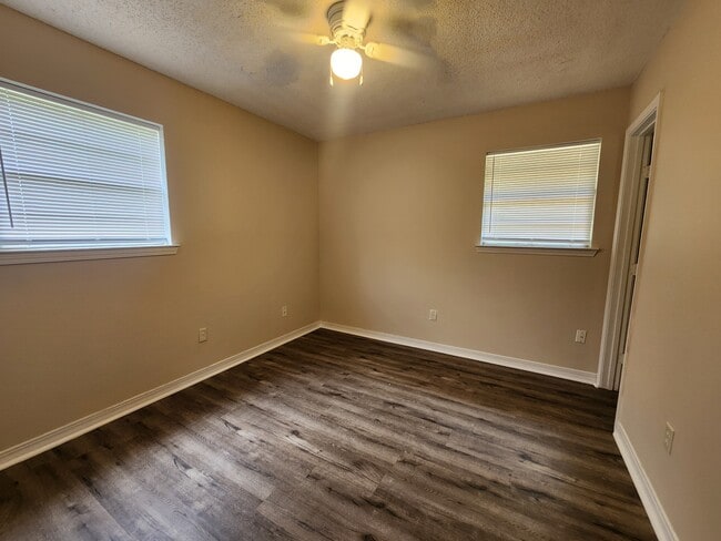 Building Photo - 2131 Woodside Dr
