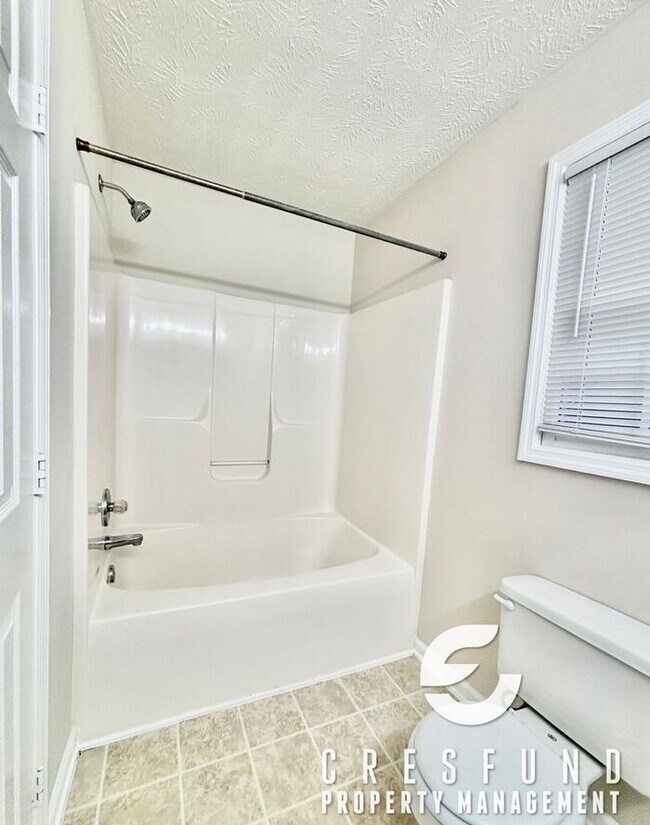Building Photo - Comfort, Style, and Space - 15 MIN FROM FT...
