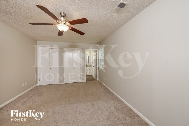 Building Photo - 1731 Tudor Dr