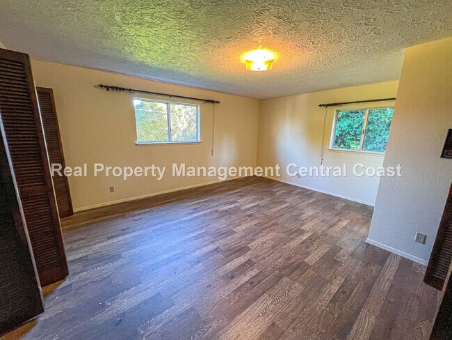 Building Photo - AVAILABLE OCTOBER - Large 4 Bedroom / 3 Ba...