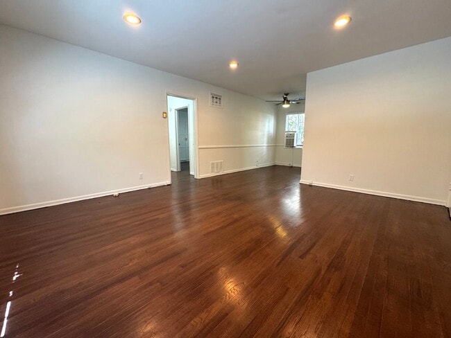 Building Photo - 1 Bed 1 Bath in Hollywood Heights with Private Garage included