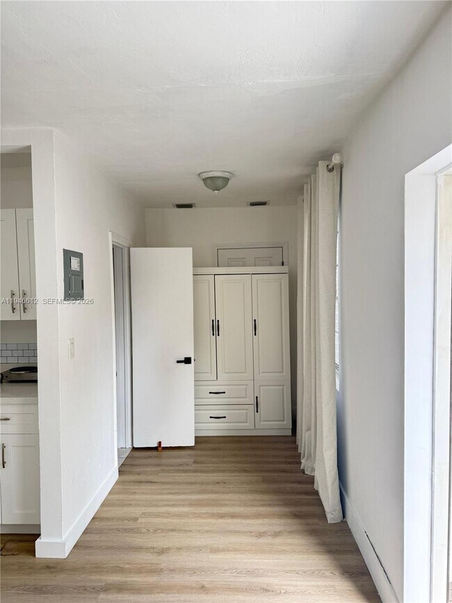 Building Photo - 541 E 38th St