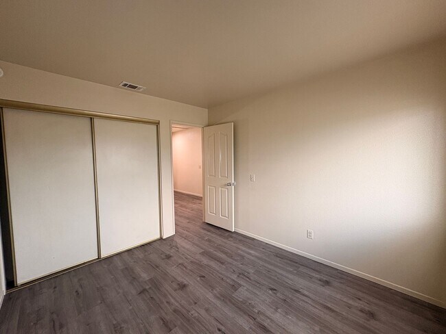 Building Photo - 4 Bed, 2.5 Bath in Rialto!