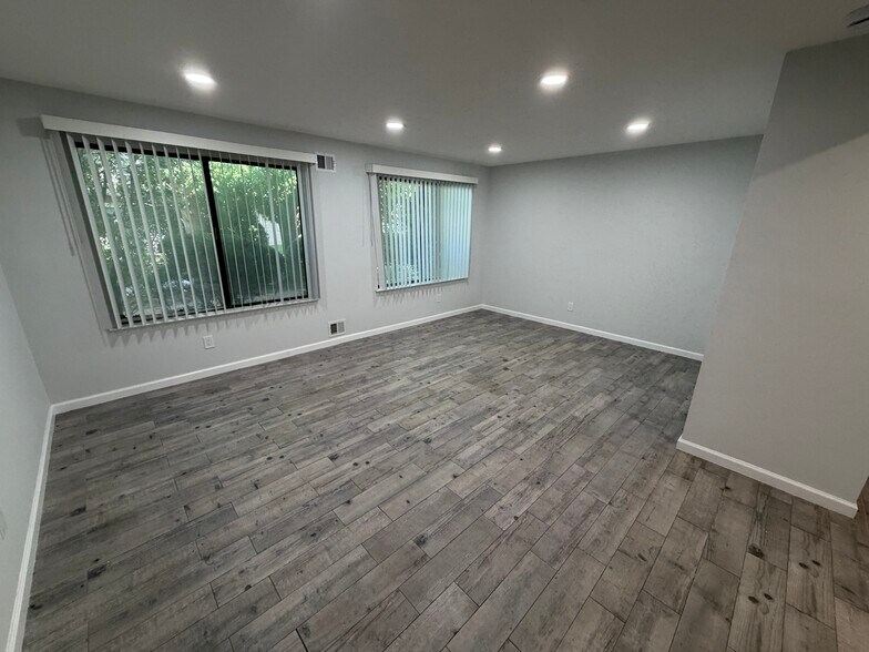 Building Photo - 203 Springmeadow Dr