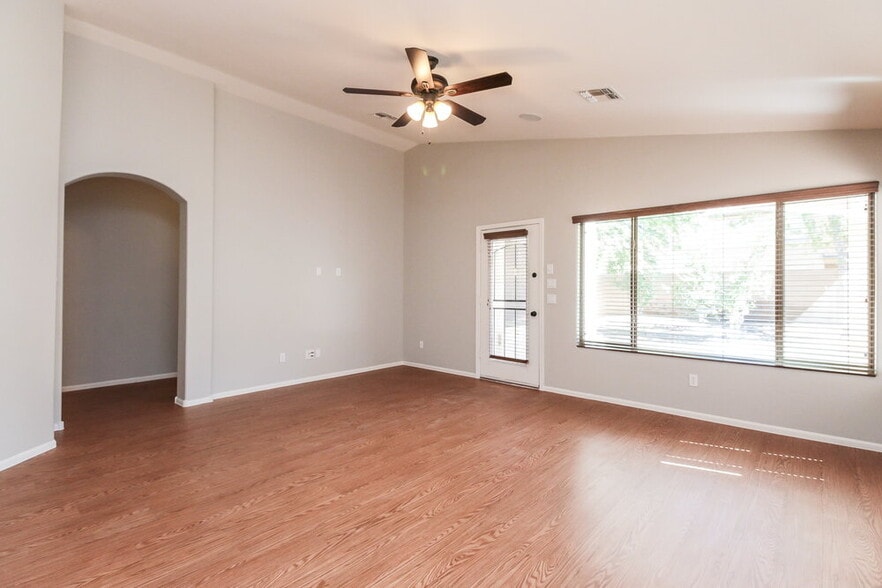 Building Photo - 38141 N Rusty Ln