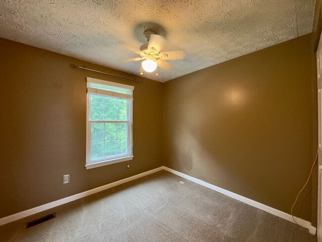 Building Photo - A Spacious 3-Bedroom / 2-Bathroom Apartmen...