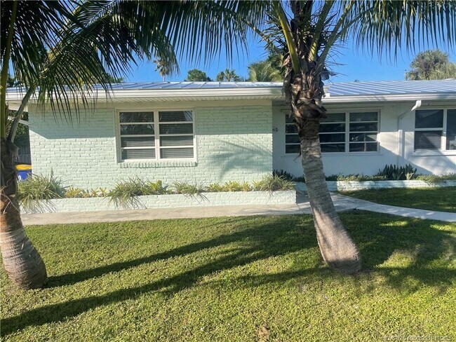 Building Photo - 885 NW River Shores Blvd