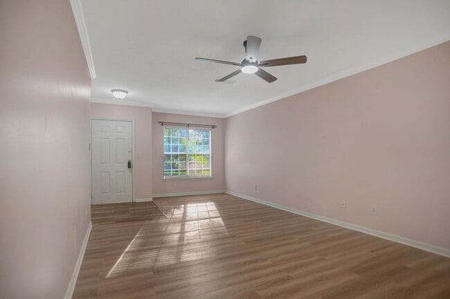 Building Photo - Lovely First Floor Condo at Plantation Point