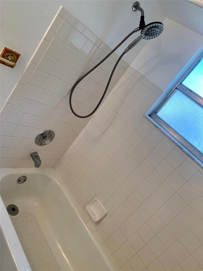 Building Photo - 511 Gardens Dr