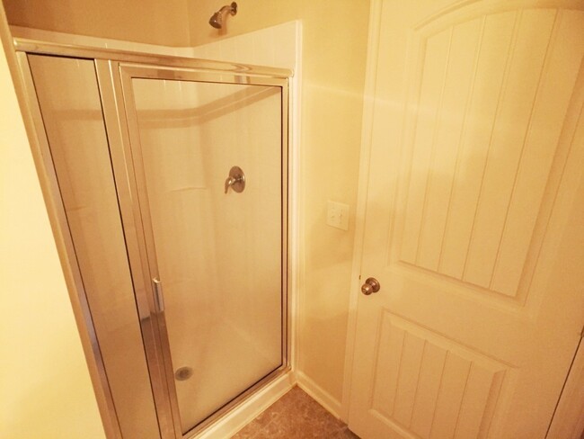 Building Photo - Modern 3BR Townhome - Swim/Tennis and More!