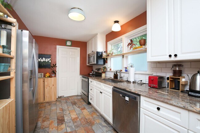 Building Photo - Adorable 3 bedroom ranch with fenced yard!