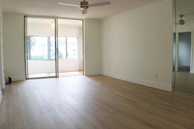 Building Photo - 8130 Sunrise Lakes Blvd