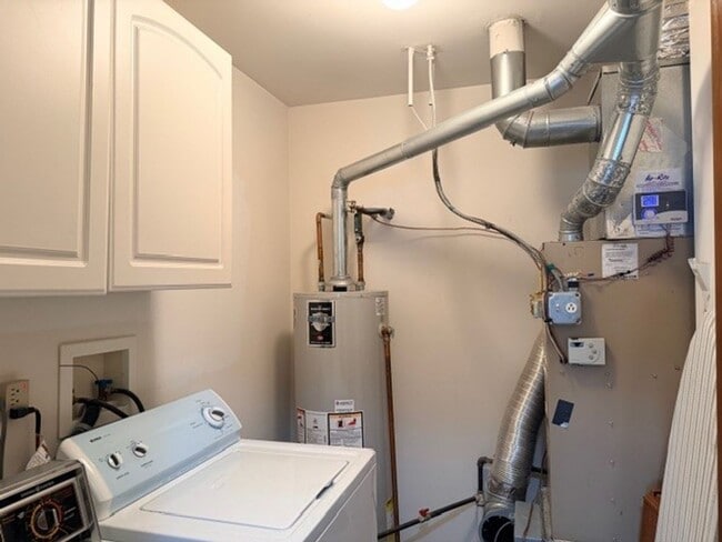 Building Photo - Beautiful 2 bed, 2 bath, townhome