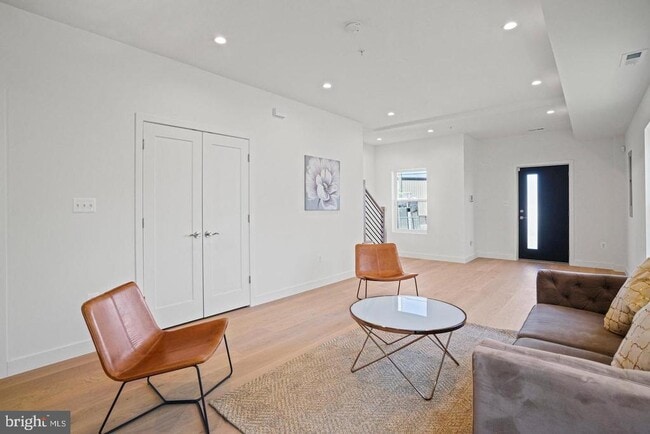 Building Photo - 4421 Kane Pl NE