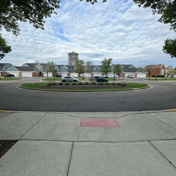 Main entrance/ Landscaping - 250 E Harbortown Dr