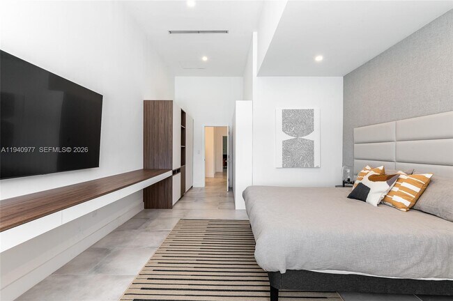 Building Photo - 2560 NE 199th St