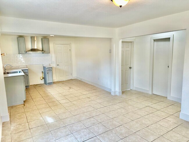 Building Photo - Newly Updated 2/1 in Madera