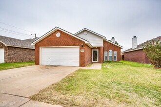 Building Photo - Large 3/2/2 in South Lubbock!