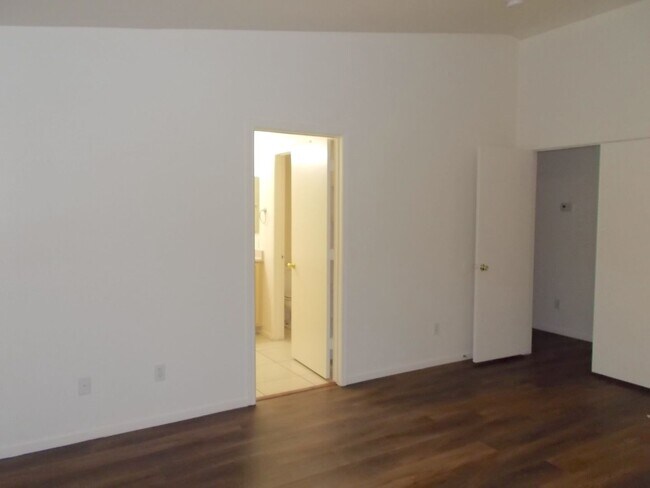 Building Photo - Charming Single-Story Home with 3 Bedrooms...