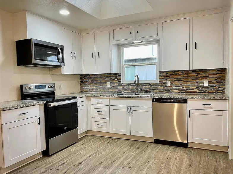 Building Photo - 325 SE M St