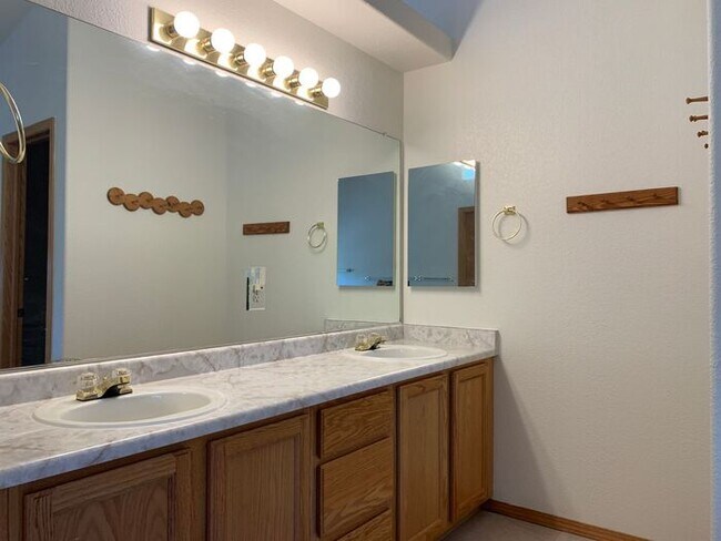 Building Photo - Gorgeous 5 Bedroom 3.5 Bath House with 3 c...
