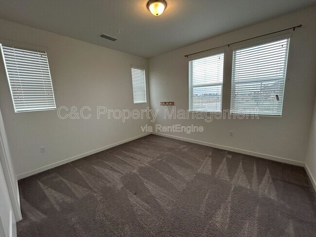 Building Photo - 711 Robert Ave